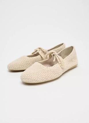 В'язані гачком балетки з бантом