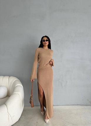 Костюм з топом з довгими рукавами з приталеною довгою спідницею з розрізом з боку