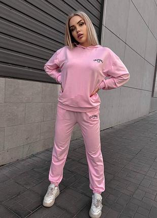 Розовый спортивный костюм