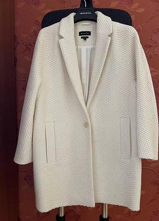 Белое ( молочный цвет) короткое пальто massimo dutti на одной пуговице