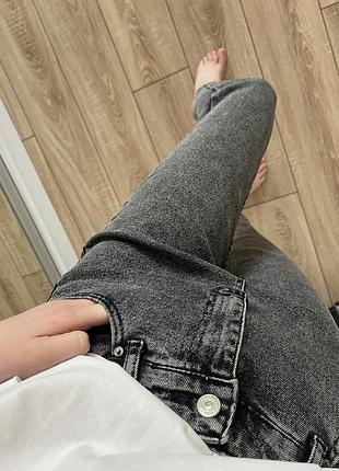 В посте две пары джинсов момов