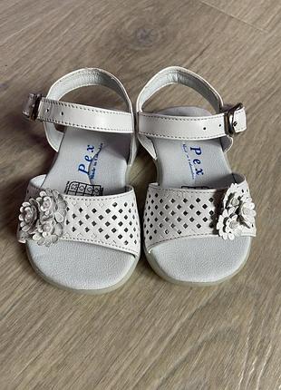 Дитячі білі пінеткі босоніжки сандалі топікі на дівчинку з квіточками квітами 6 7 8 9 місяців 18 pex