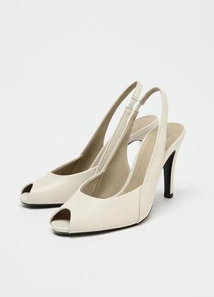 Кожаные босоножки на каблуке с вырезом zara