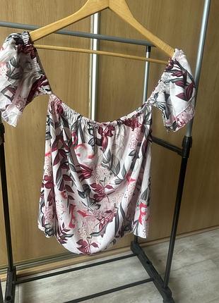 Блуза с открытыми плечами