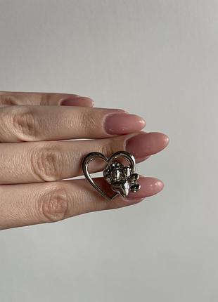 Пин значок металлический брошь сердце с лапкой