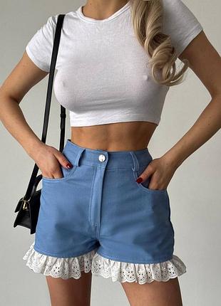 Женские короткие шорты из джинса и рюшей из прошвы