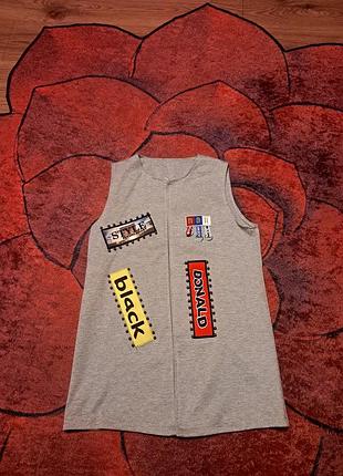 Сірий кардиган в надписи.