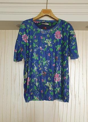 Яркая футболка в пайетках