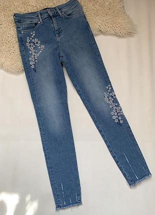 Світло-блакитні джинси з вишивкою