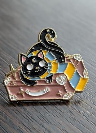 Чорний кіт на валізі гаррі потер значок harry potter hogwarts брошка хоґвортс котик gryffindor шарф хоґвортс грифендор кішка