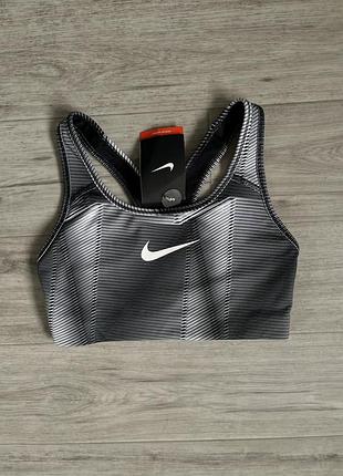 Топ nike pro.