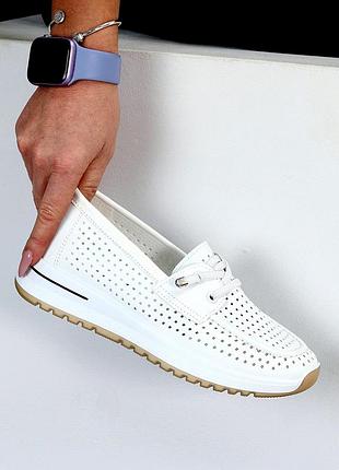 Удобные летние белые слипоны с перфорацией 24067