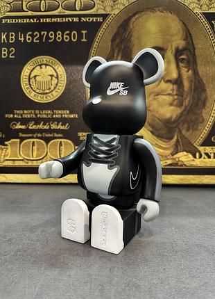 Статуетка bearbrick nike sb black 28 см 400% | фігурка беарбрік