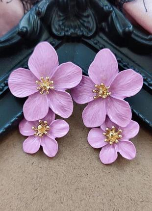 Прекрасні сережки із квітами 🌸 лавандового кольору 💫