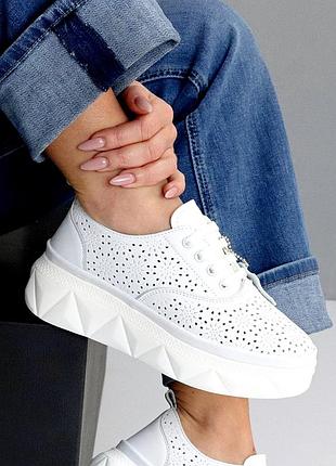 Натуральные кожаные белые кеды - кроссовки - мокасины с сквозной перфорацией на высокой подошве