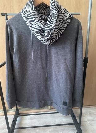 Кофта с капюшоном/ комор женская