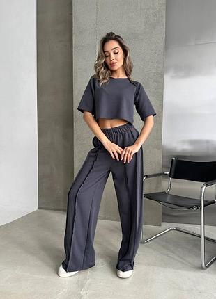 Стильный костюм с швами наизнанку