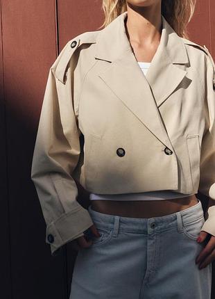 Короткий двубортный тренч zara
