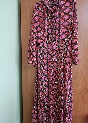 Яркое лестное стильное платье