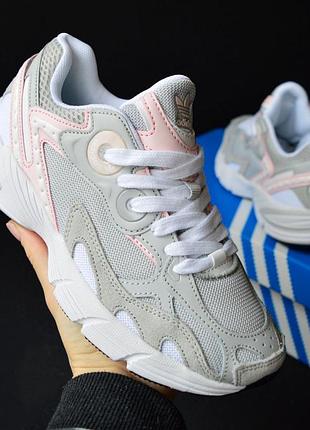 Женские демисезонные кроссовки adidas