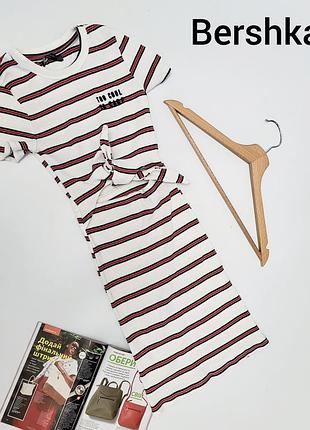 Женское приталенное в полоску платье рубчик с разрезом на животе от бренда bershka