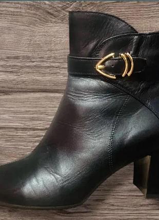 Реальное фото. классические женские ботинки на невысоком каблуке, декорированы ремешком.