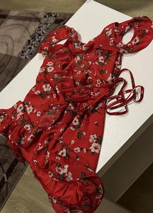 Плаття червоний в квітах з відкритими плечима