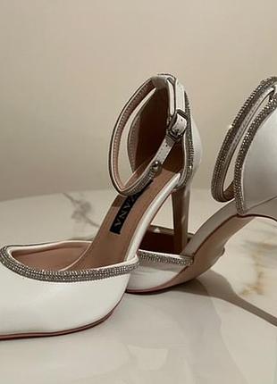 Стильні білі туфлі на весілля