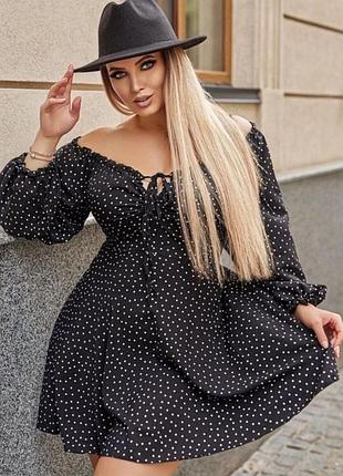 Короткое платье в горошек с открытыми плечами