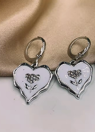 Сережки серця квітка