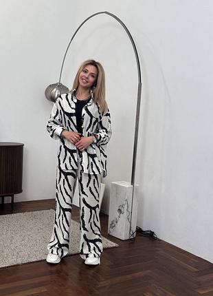 Брючный костюм в принт с рубашкой