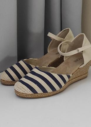 Текстильные босоножки на танкетке