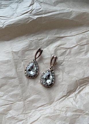 Серьги гвоздики осьюльки с камнями золотые с стразами бижутерия