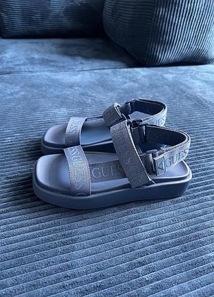 Босоножки на толстой подошве guess
