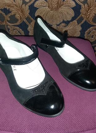 Туфлі жіночі.
