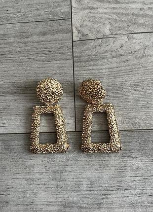 Стильные акцентные стейтмент-серьги золотого цвета