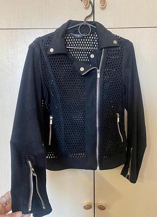 Куртка косуха в дирку замшева ажурна в рок стилі з декором блискавки весна літо чорна primadonna m