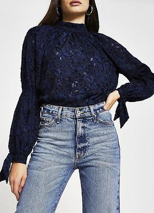 Темно-синяя блуза river island с кружевным узором.