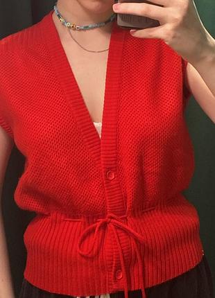 Красный жилет на завязках