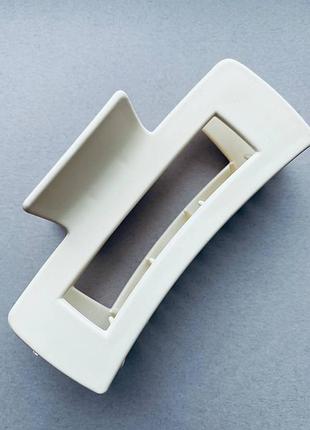 Пластиковой крабик большой светлого цвета айвори матовый