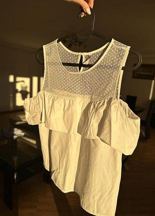 Женская белая блуза без рукава м с рюшами на плечах