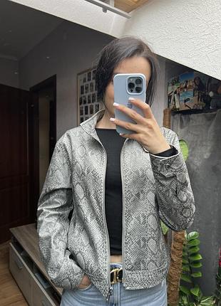 Курточка в зміїний принт