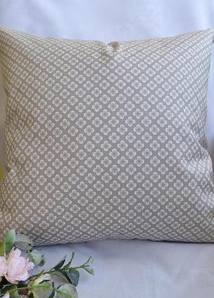 Декоративная наволочка 40*40 бежевая клевер, геометрия для декора