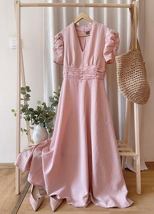 Надзвичайно красива ніжно рожева сукня