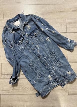 Стильная джинсовая удлиненная куртка от бренда zara с рваностями