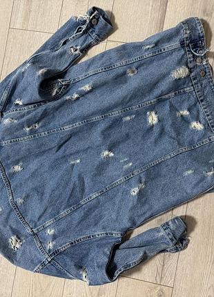 Стильная джинсовая удлиненная куртка от бренда zara с рваностями4 фото