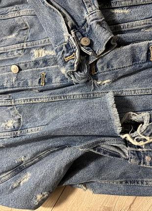 Стильная джинсовая удлиненная куртка от бренда zara с рваностями7 фото