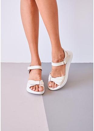 Кожаные босоножки бежевые на танкетке | 88956