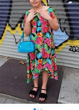 Яркое платье удлиненное сзади