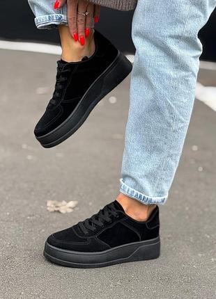 Жіночі кросівки